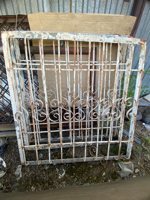 продам железные решетки на окна, в количестве 3 штуки