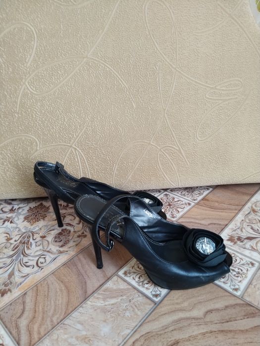 Продам босоножки 35р,