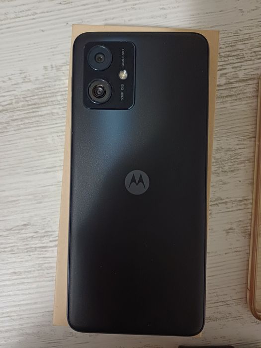 Telefon Motorola cu husă și încărcător
