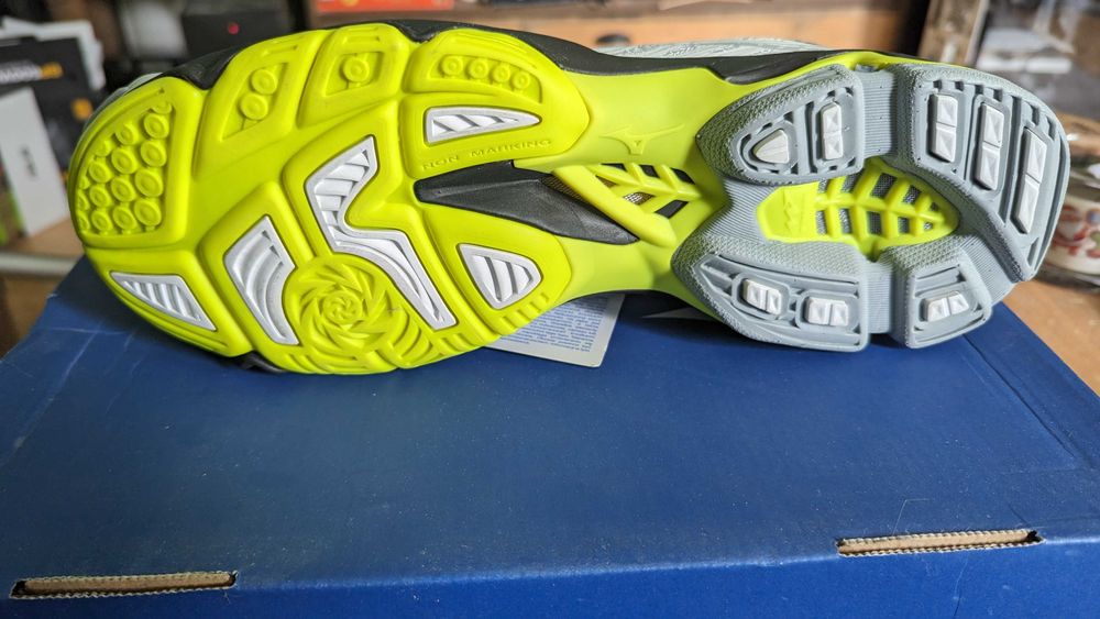 Mizuno Wave Lightning Z4