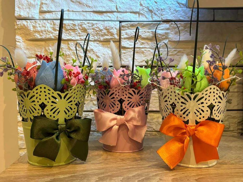 Цветя от соев восък в кашпи