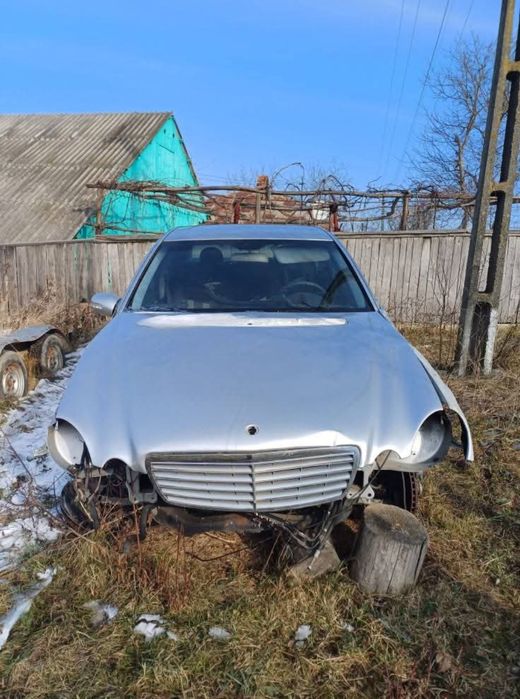 Vând Mercedes E-Class, complet sau dezmembrez pentru piese.