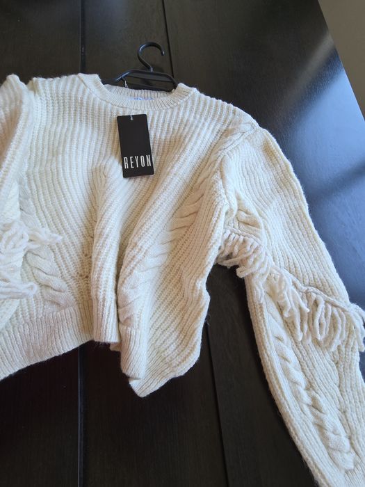 Бежов дамски пуловер