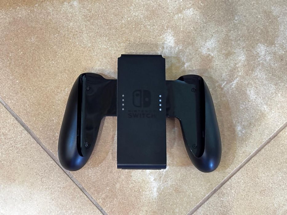Vând Consola Nintendo Switch V2 cu JOY-CONS Red/Blue.