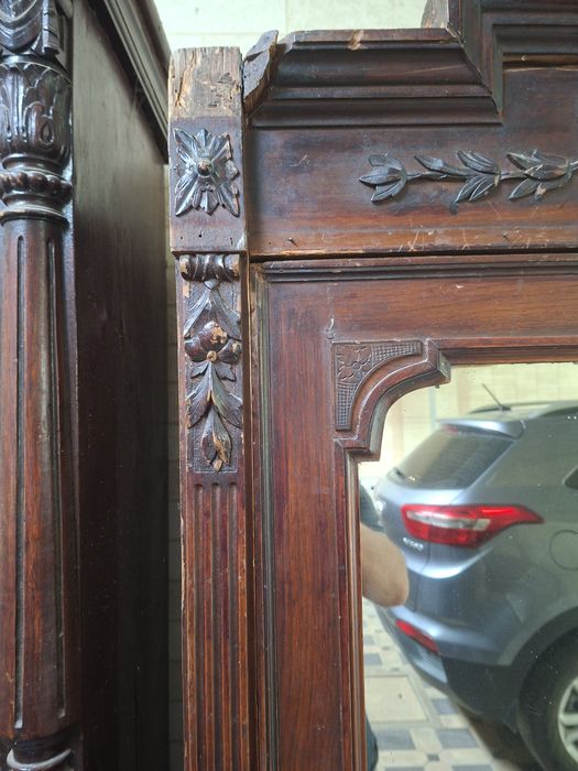 Антикварный шкаф.