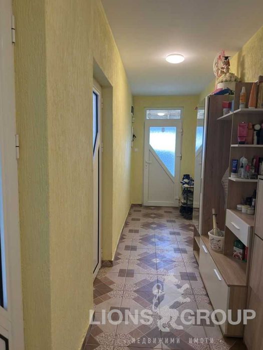 Самостоятелна къща с двор в с.Николаевка, област Варна