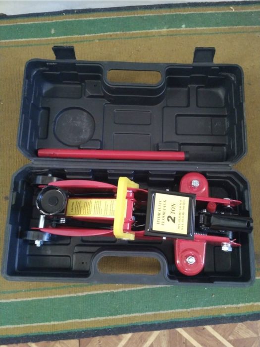 Домкрат подкатной новый