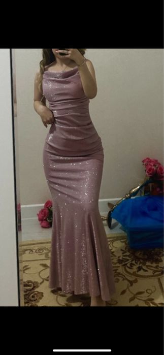 Розовое платье с блестками