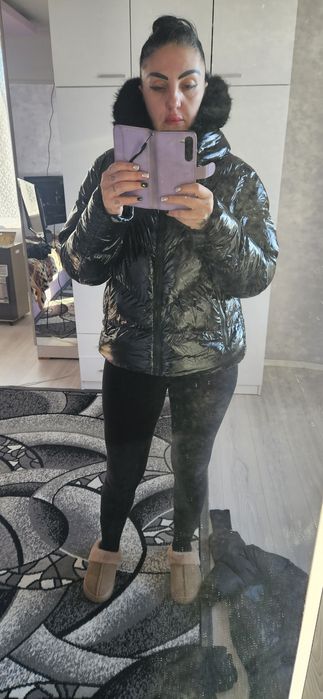 Къса пухенка черна