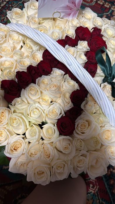 Цветы белые розы 101 роза с буквой А