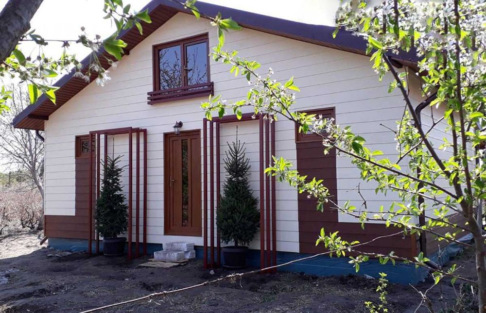 Casa modulara, garaje auto si containere tip birou din structura metalica si panou sandwich termoizolant