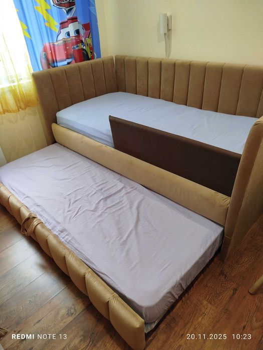 Продавам две тапицирани легла с дърпащи се легла сандвич. Без матраци