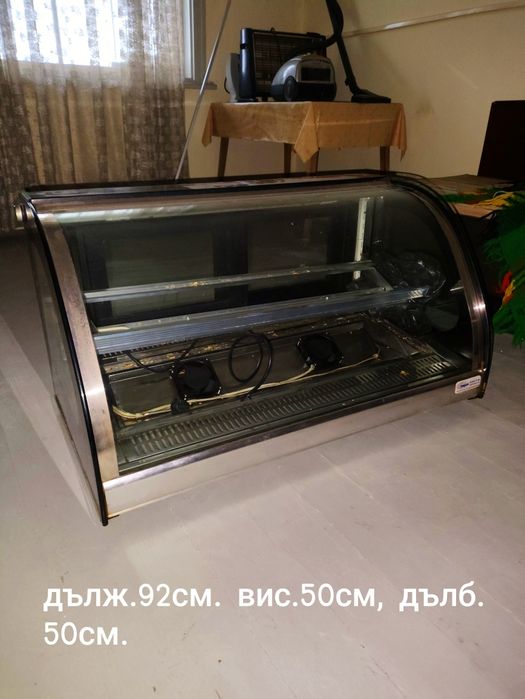 Компактна и много красива  топла витрина