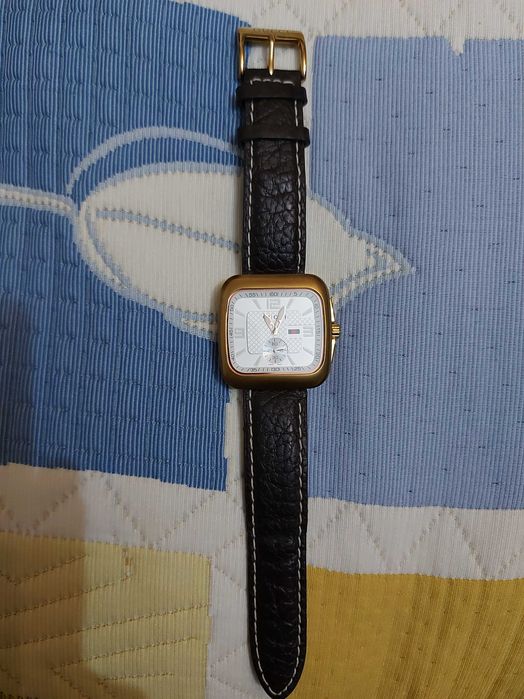 Gucci златист мъжки/дамски часовник – квадратен корпус, кожа каишка