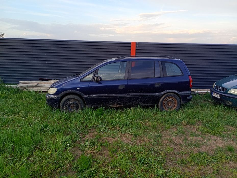 Se vind 2 mașini Opel Zafira