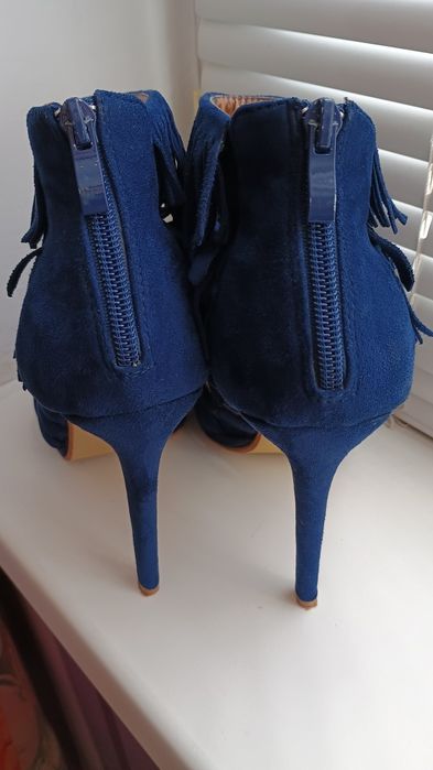 Сандали с ресни и висок ток