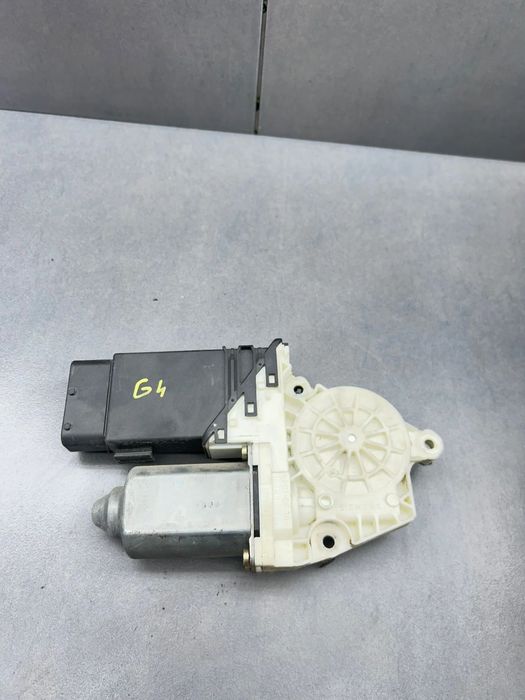 Motoras macara geam fata dreapta 9776105415301 Volkswagen VW Golf 2002