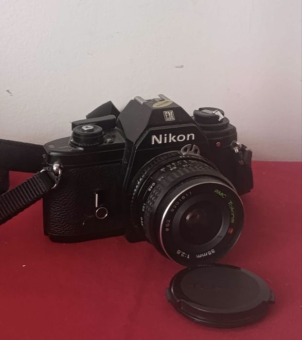 Aparat foto Nikon EM 35mm film SLR cu obiectivul Tokina RMC 35mm f/2.8.