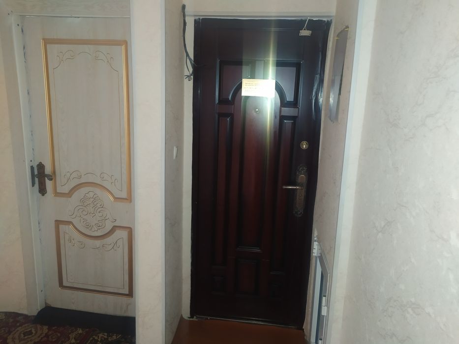 Продоетса квартира 4 комнатная  4 этаж  локатция отличная