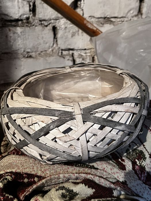 Бяла кашпа от ратан