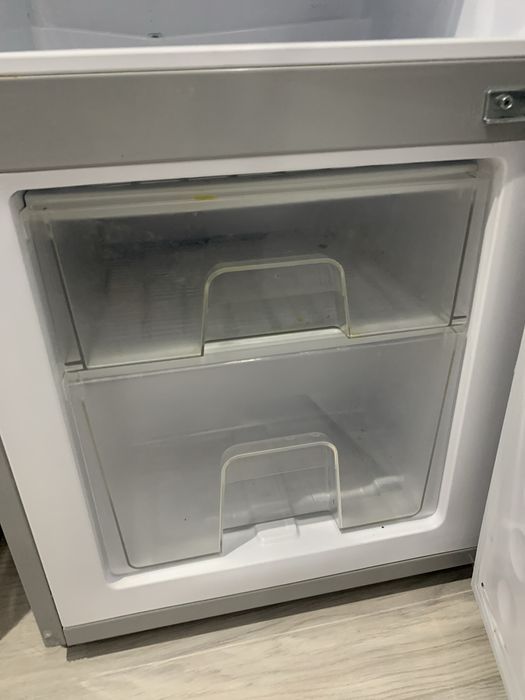 Холодиник срочно продам проста так стойт