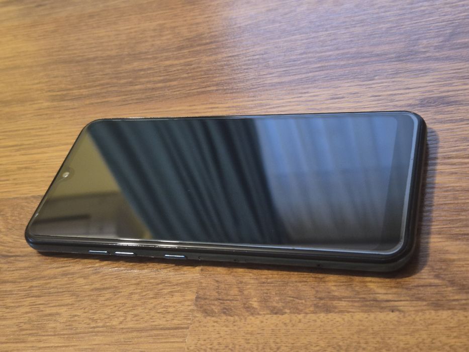 Смартфон LG Q60 + карта памет 128GB, кейсове и протектори