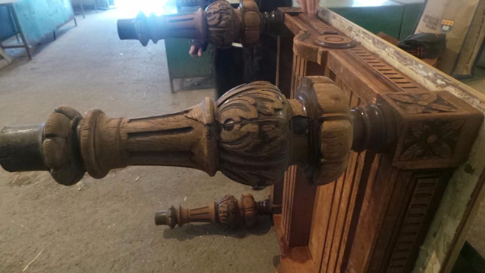 старинный гостинный стол раздвижной с резными ножками деревянный