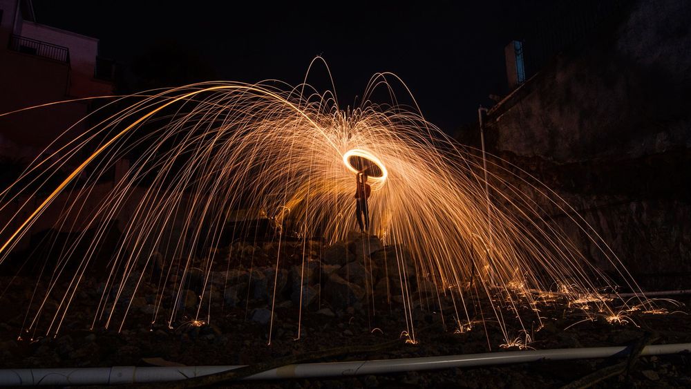 Nikon D300 фотоапарат + два обектива и аксесоари Никон