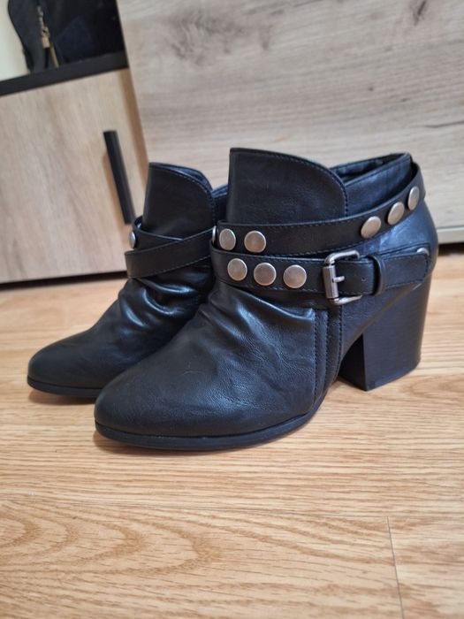 Ghetute negre cu toc femei