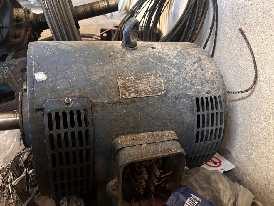 Motor cu reductor, troliu și suport pentru lift 4 kW – 2 seturi disponibile