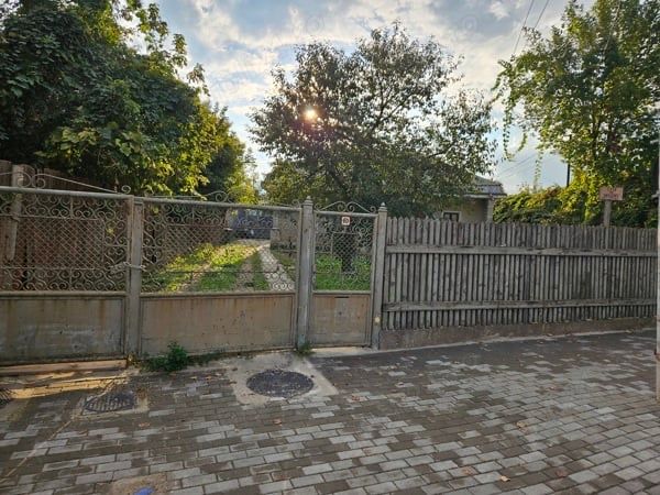 Vând casă zona centrală!