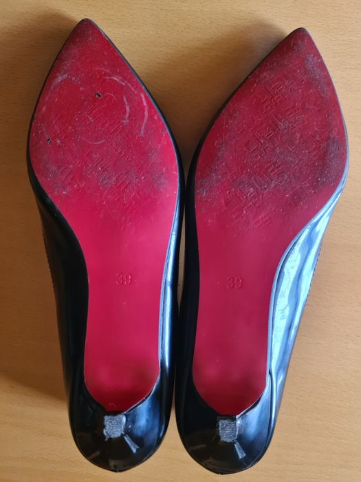 Дамски лачени обувки с ниски токчета