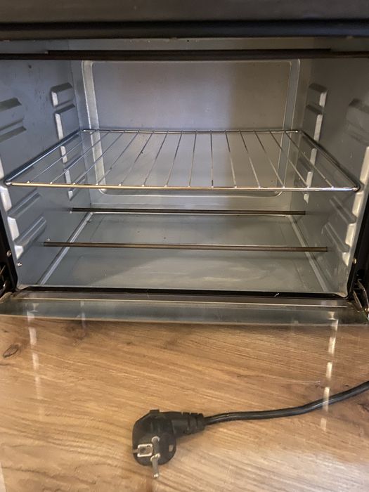 Готварска печка и милровълнова.