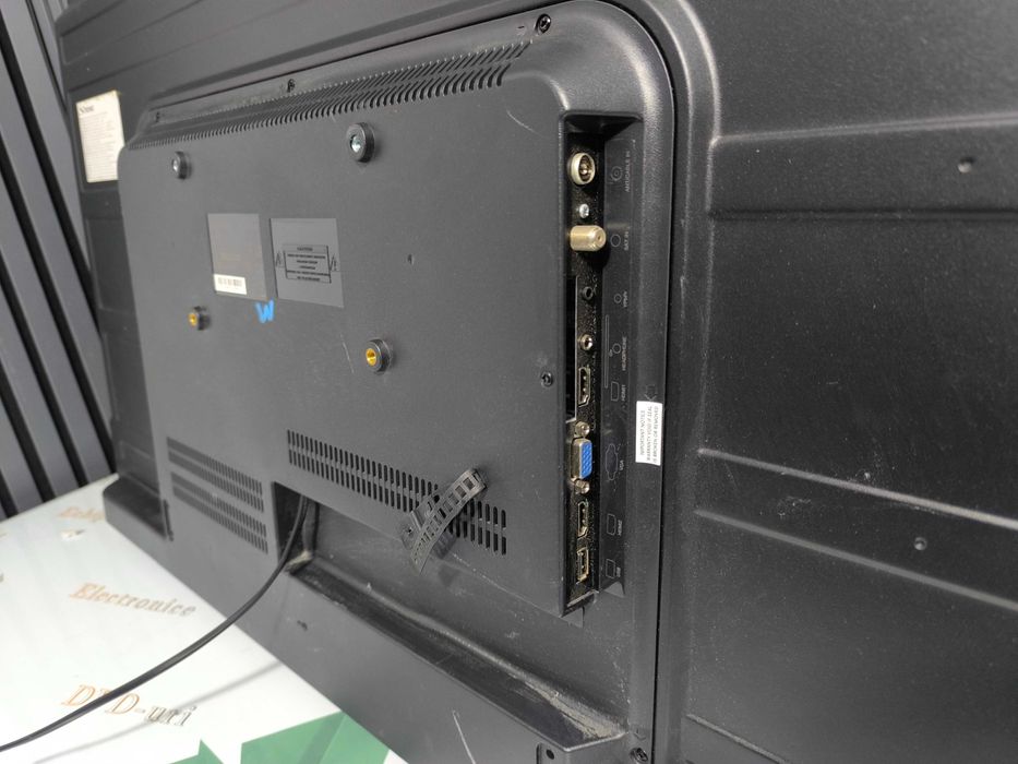 Televizor STRONG SRT 40FE4003N 40 inch cu porturi multiple