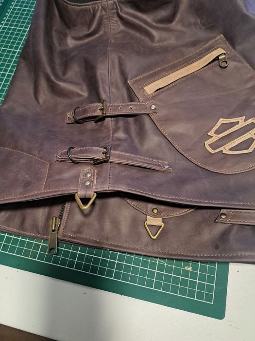 Vand veste piele model moto-rock, pret pe bucata, marime 50-52.