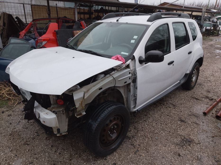 Продавам Дачия Дъстър 1.6i 4x4 2011г