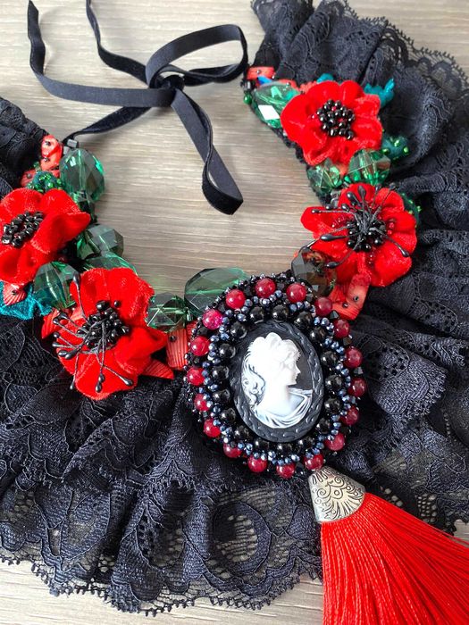 Colier cu flori din catifea