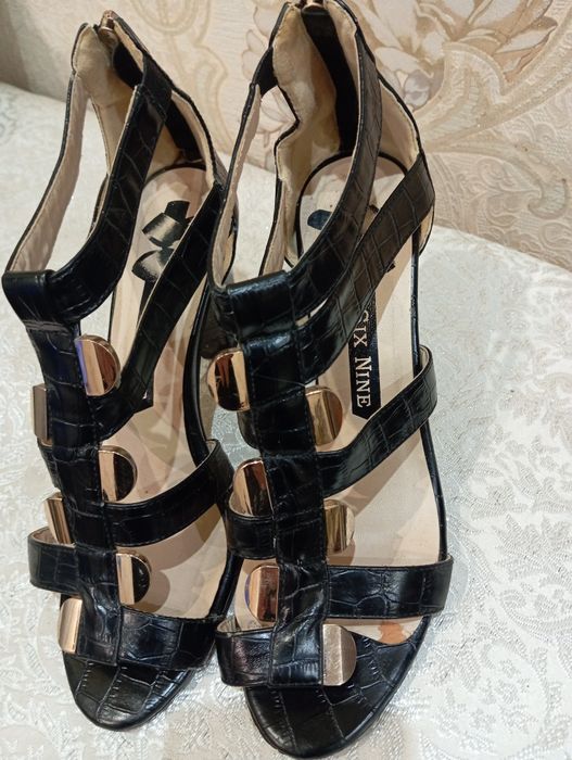 Продаются босоножки.