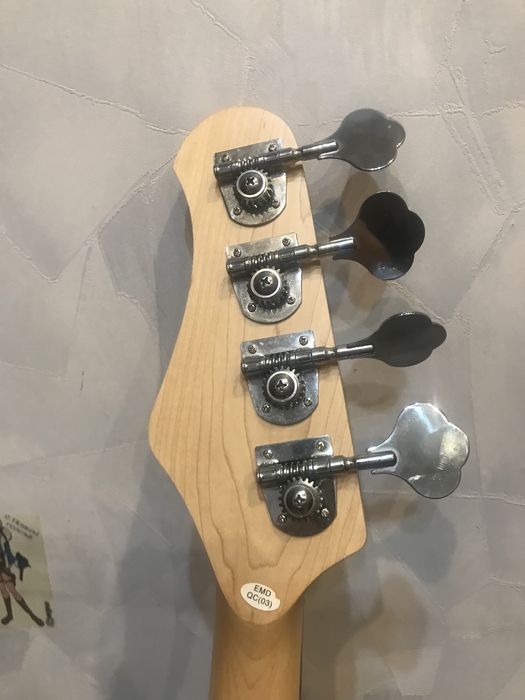 Бас гитара Stagg SB-300 + Басовый комбик Stagg BA-20