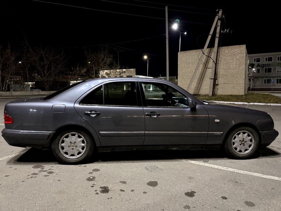 продам машину Mercedes 210