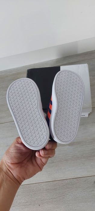 Pantofi Adidas noi, mărimea 21