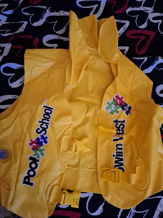 Надуваема жилетка и очила за под вода.