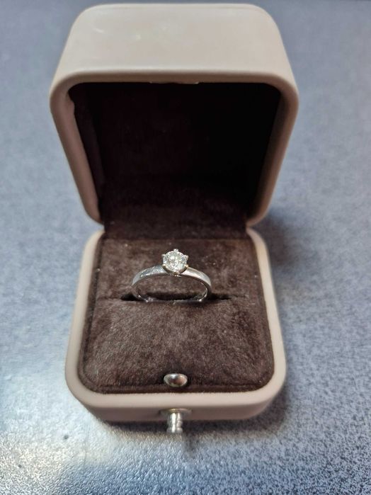 Inel logodna din aur cu diamant, Teilor