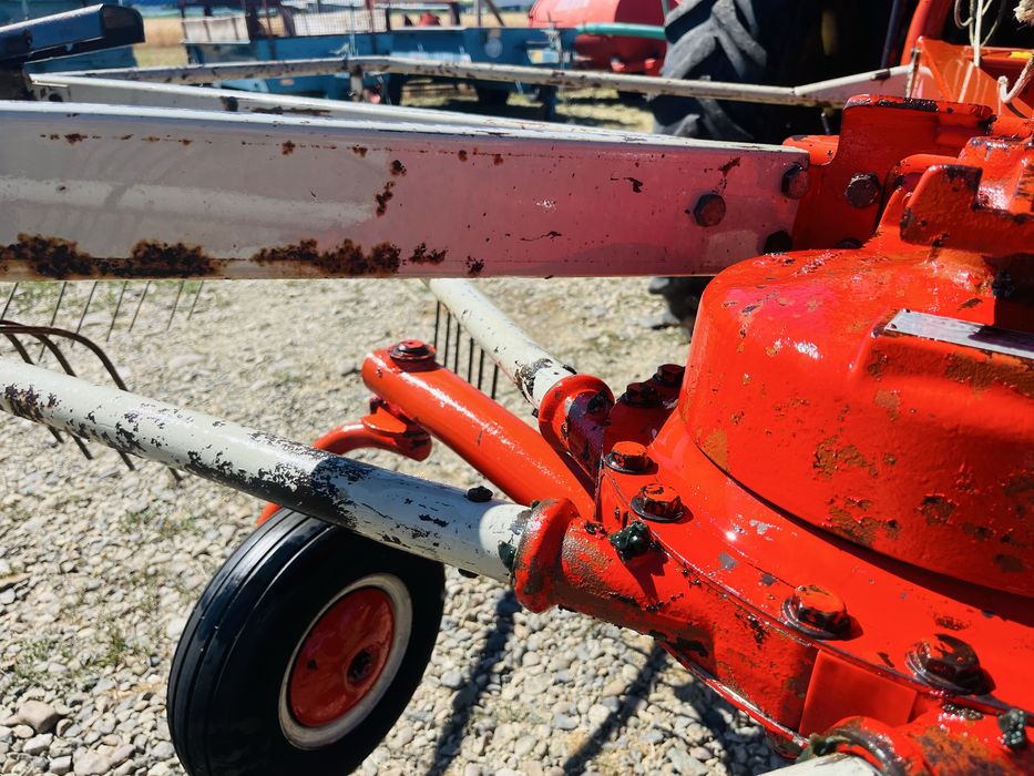 Grebla de adunat fan, iarba,lucerna,tip paianjen Kuhn baie de vaselina