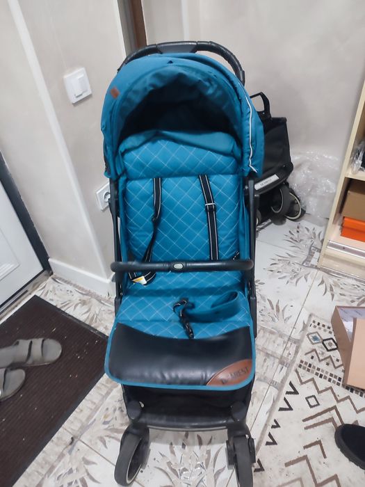 Продаю 2 коляски, 2 манежки и стульчик