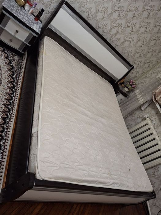 Продам двухспальную кровать с матрасом