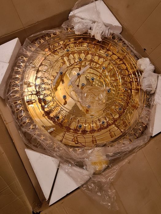 Продам люстру диаметром 100см