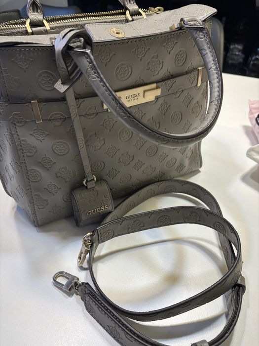 Дамска чанта GUESS