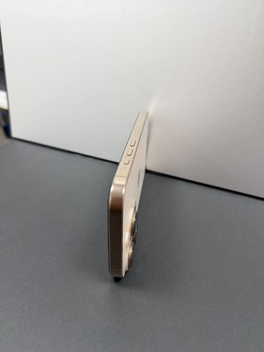 iPhone 16 pro 256gb gold