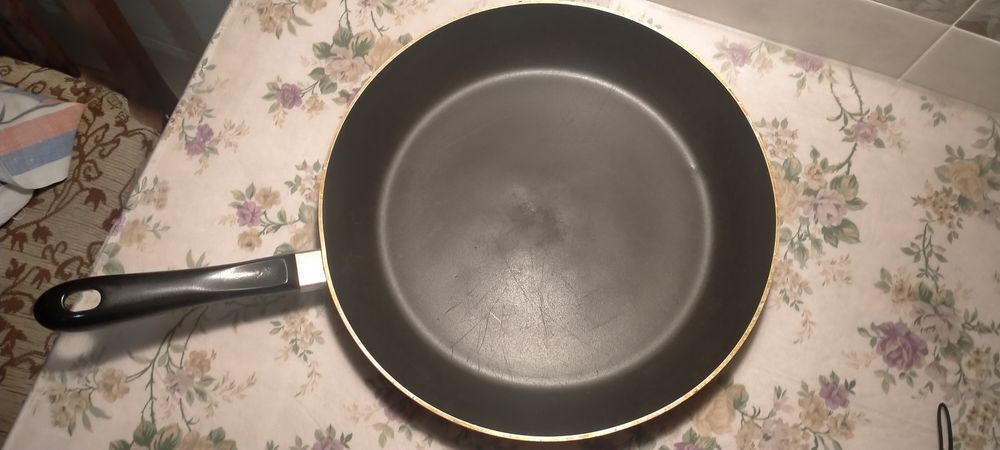 Продаётся большая сковорода Tefal.